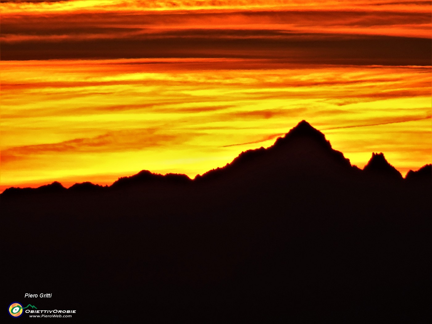 71 Sceso il sole, cielo infuocato verso il Monviso.JPG